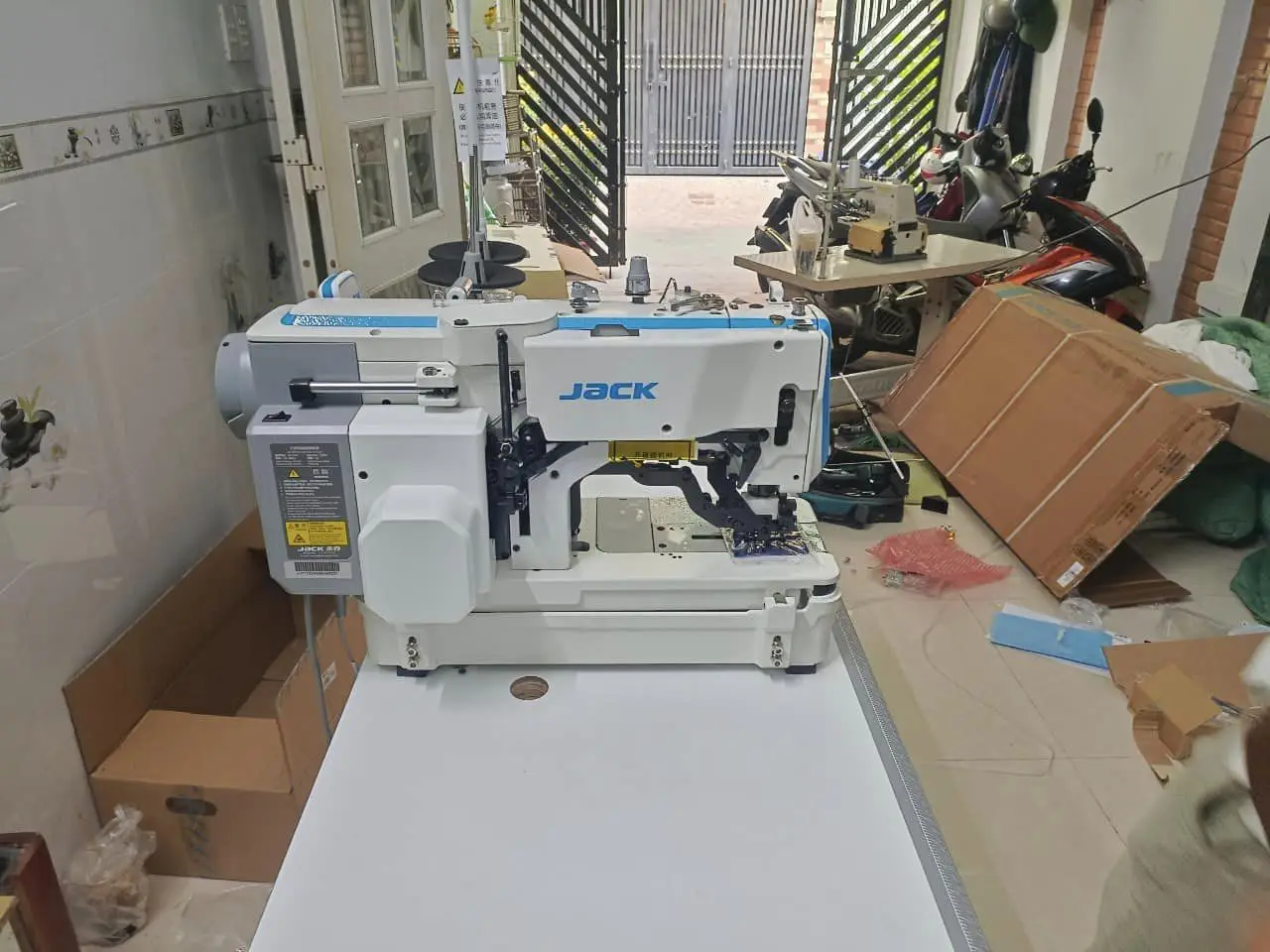 Jukis JK-T781G-Z Power Saving Button Hole Machine for Woven Fabric