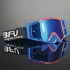 Lunettes bleues à monture rouge et bleue.