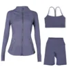 Costume violet clair à col montant et cinq points en forme de Y
