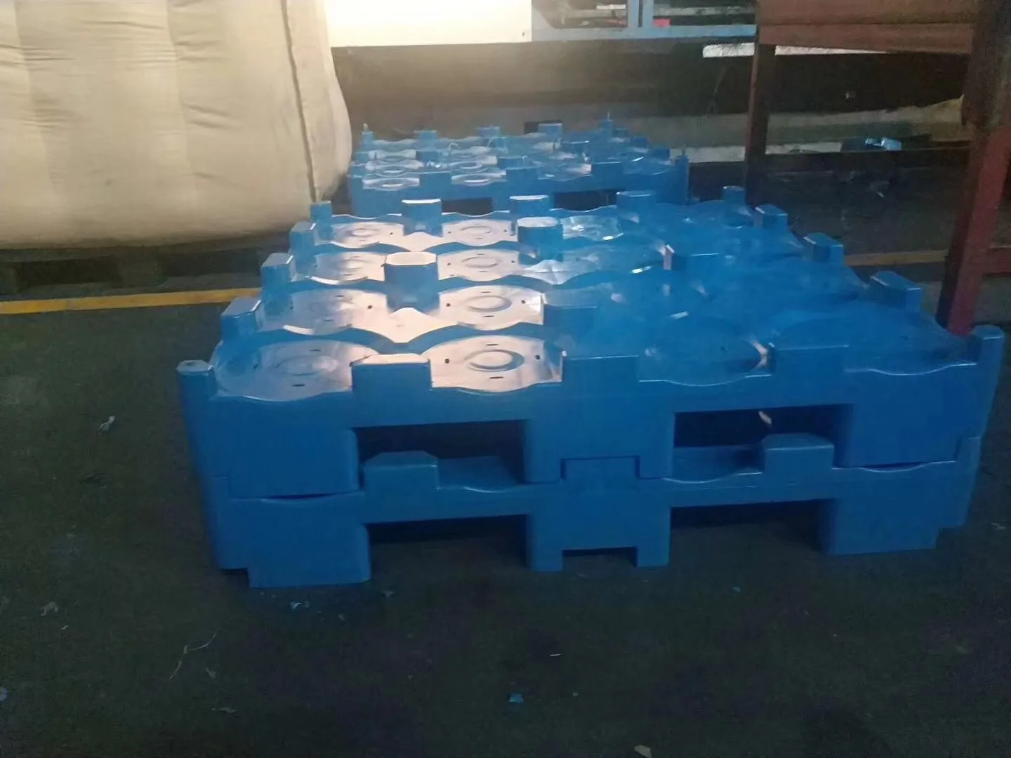 Stacking 5 Gallon Plastic Water Bottle Pallet Lypallets 1100*1100*140mm ...