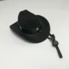 Casquette noire, ceinture étoile à cinq branches, mentonnière