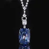 Colgante chapado en platino blanco y azul con cadena salvaje.