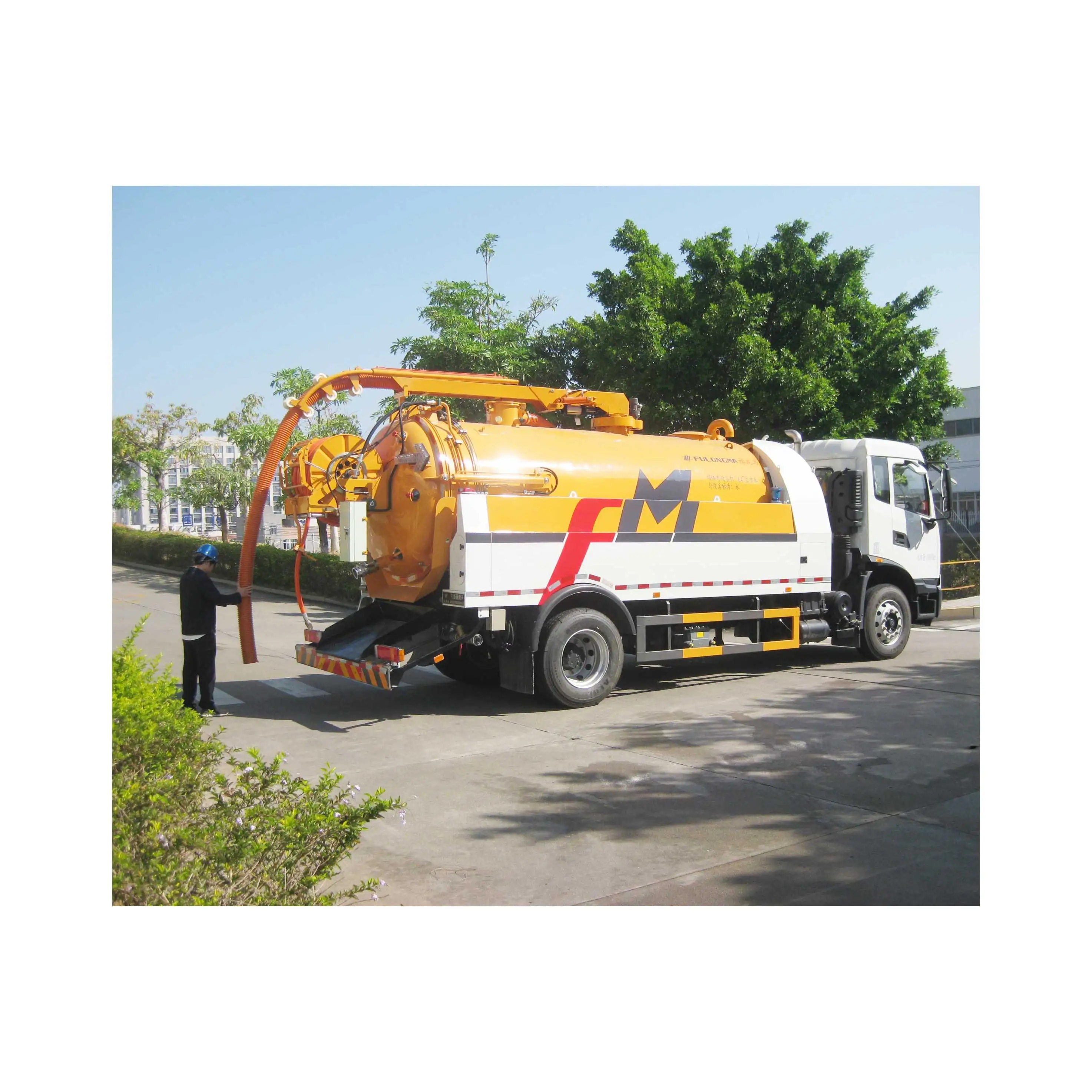 Sewer jetting truck containing high-pressure jetting hose sewage cleaning truck