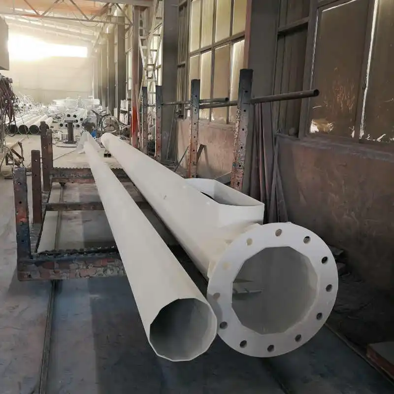 Восьмиугольный и многоступенчатый фонарный столб высотой 15–25 метров