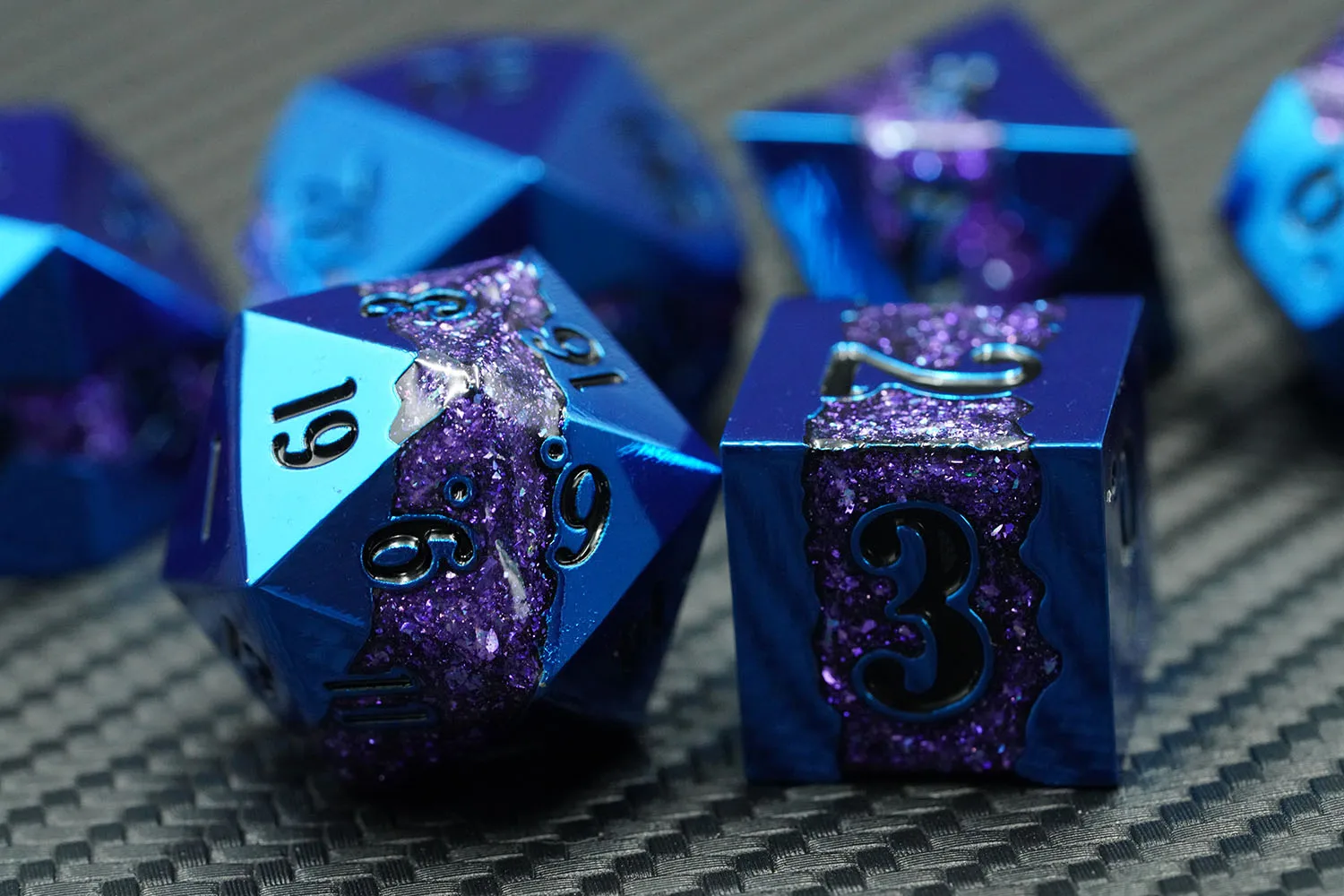 Yushun Custom 7pcs Polyhedral Dice Set for DND RPG Game Purple Mica Single Stripe Metal Blue for Players supplier