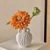 Jarrón de cerámica de doble asa con diseño de girasol Teddy.