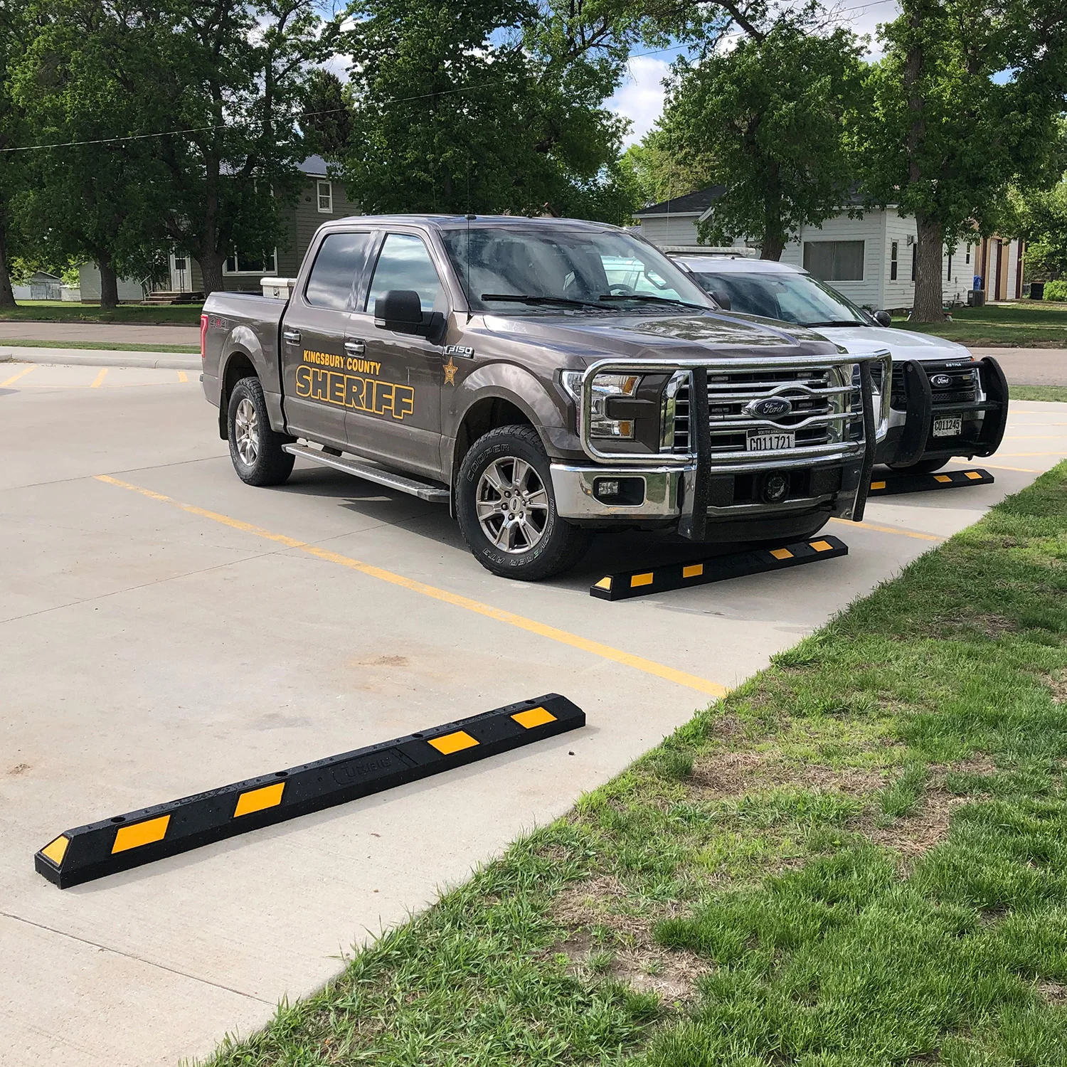 Heavy Duty Rubber Curb Parking Curb Car Parking Stop for Garage and Driveway supplier