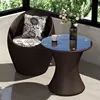Una mesa y una silla (marrón)