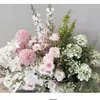 Fiori verdi e rosa fiancheggiano il sentiero