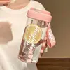 Taza de té rosa con asa de cuerda.