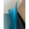 Lámina de PVC azul semitransparente esmerilada.
