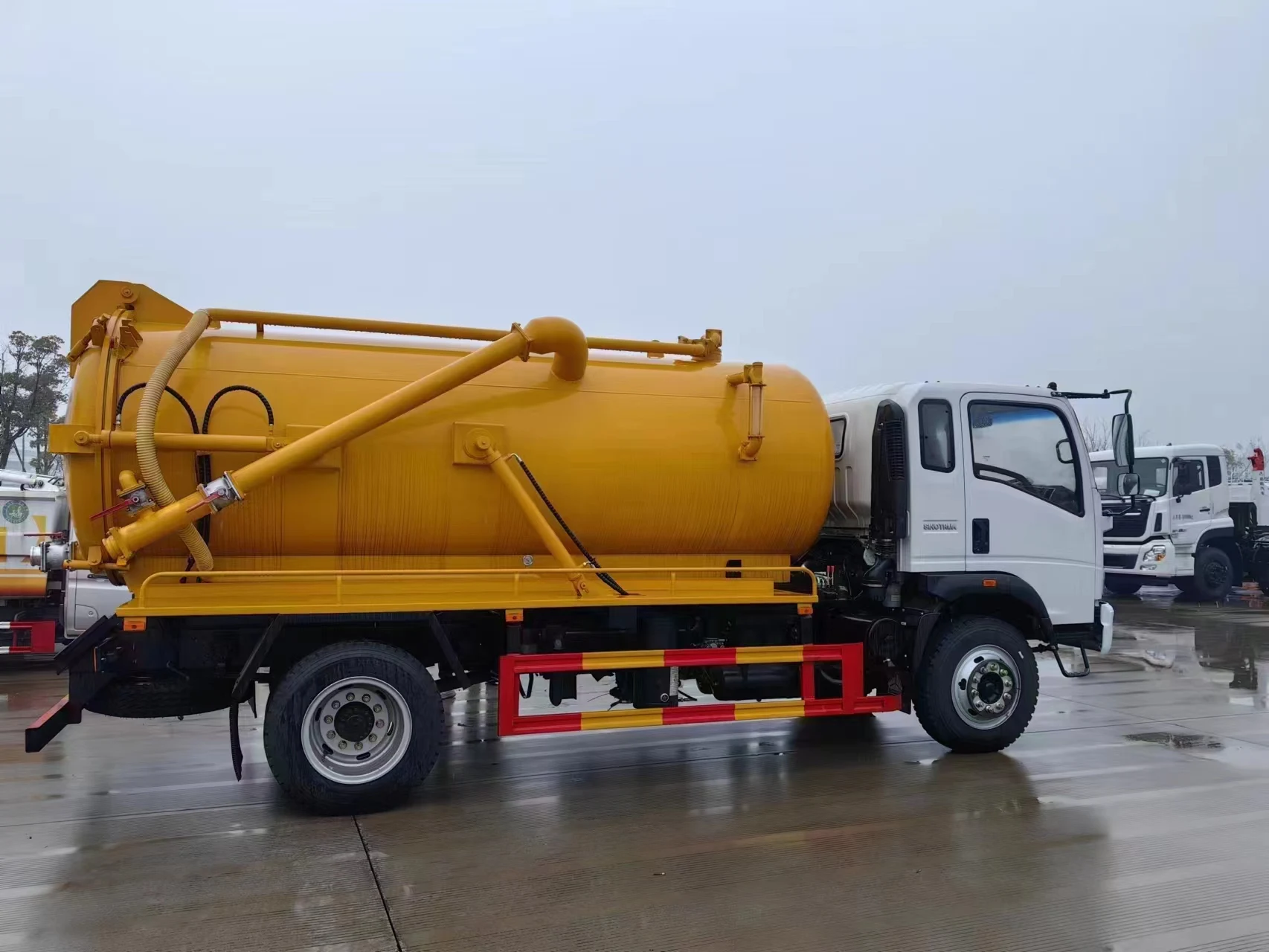 SINOTRUK HOWO 4x2 Chassis Drive 5000L Vacuum Septic Tank Truck Sewage Suction Trucks Low Price on Hot Sales