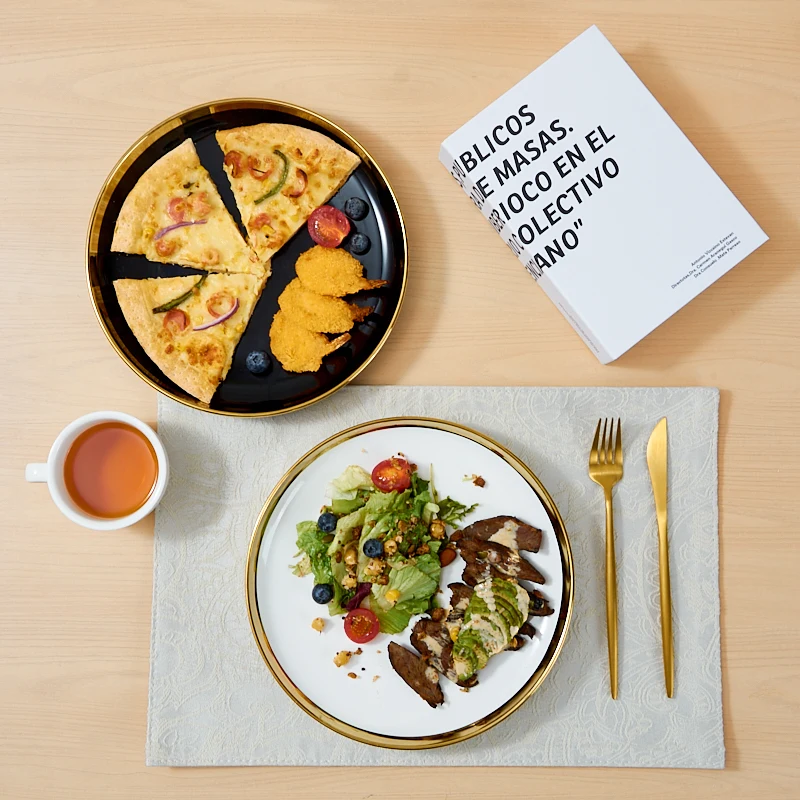 Tuosen moderní trvanlivé keramické jedny bílé barvy s pozlaceným okrajem a individuálním vzorem, vhodné jako talíře na svatbu nebo na pizzu