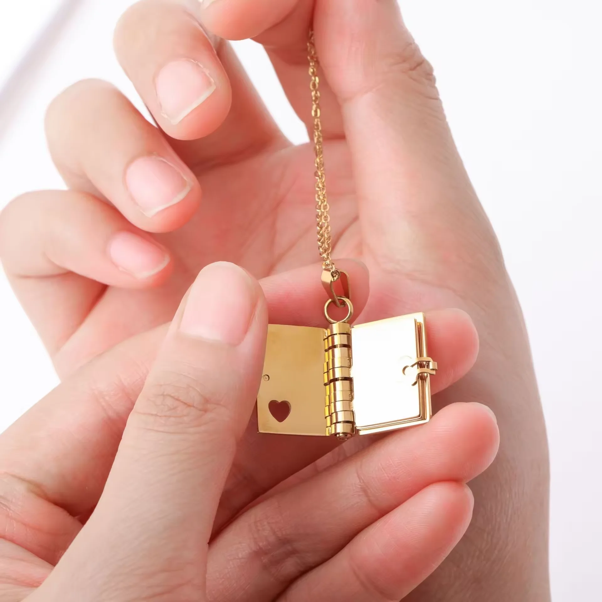 Anello con nome personalizzato in filo d'oro | Virano Gioielli