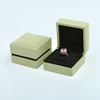 Caja para anillos verde.