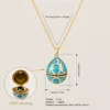 Collana blu con apertura a forma di uovo e scarabeo all'interno