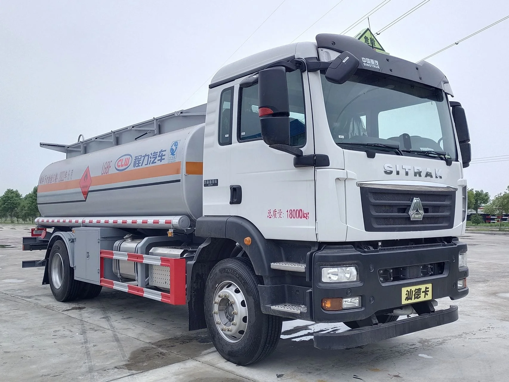 product new durable 42 diesel engine fuel transport tanker truck manual transmission steel material for industrial oil storage-1