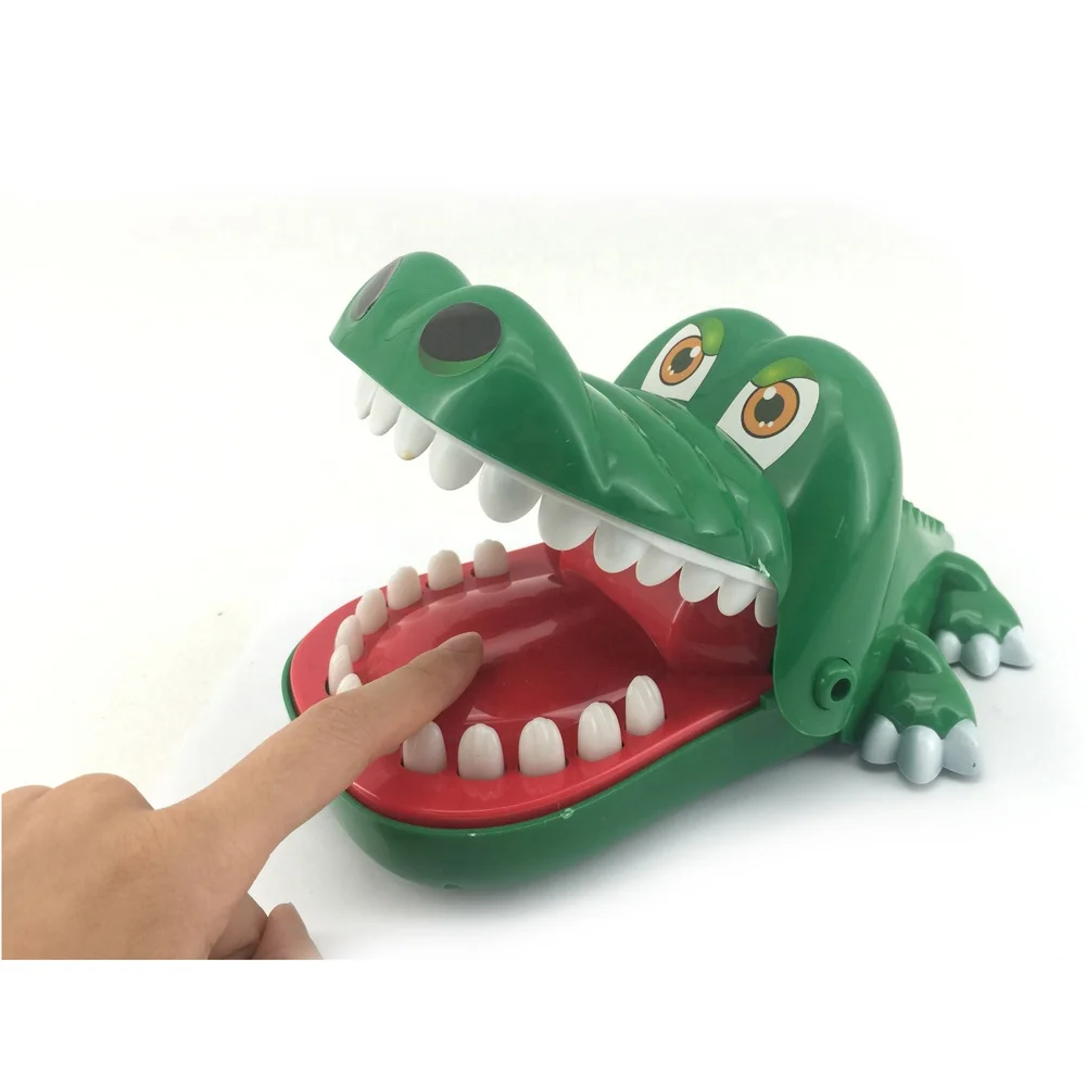 Крокодил нажимать на зубы. Пластиковая игрушка крокодил. Пластиковый игрушка Крокодильчик. Крокодил игрушка с зубами. Игрушка зуб крокодил крокодил.