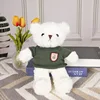Orso bianco in maglione verde