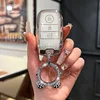 Un anillo de plata y diamantes