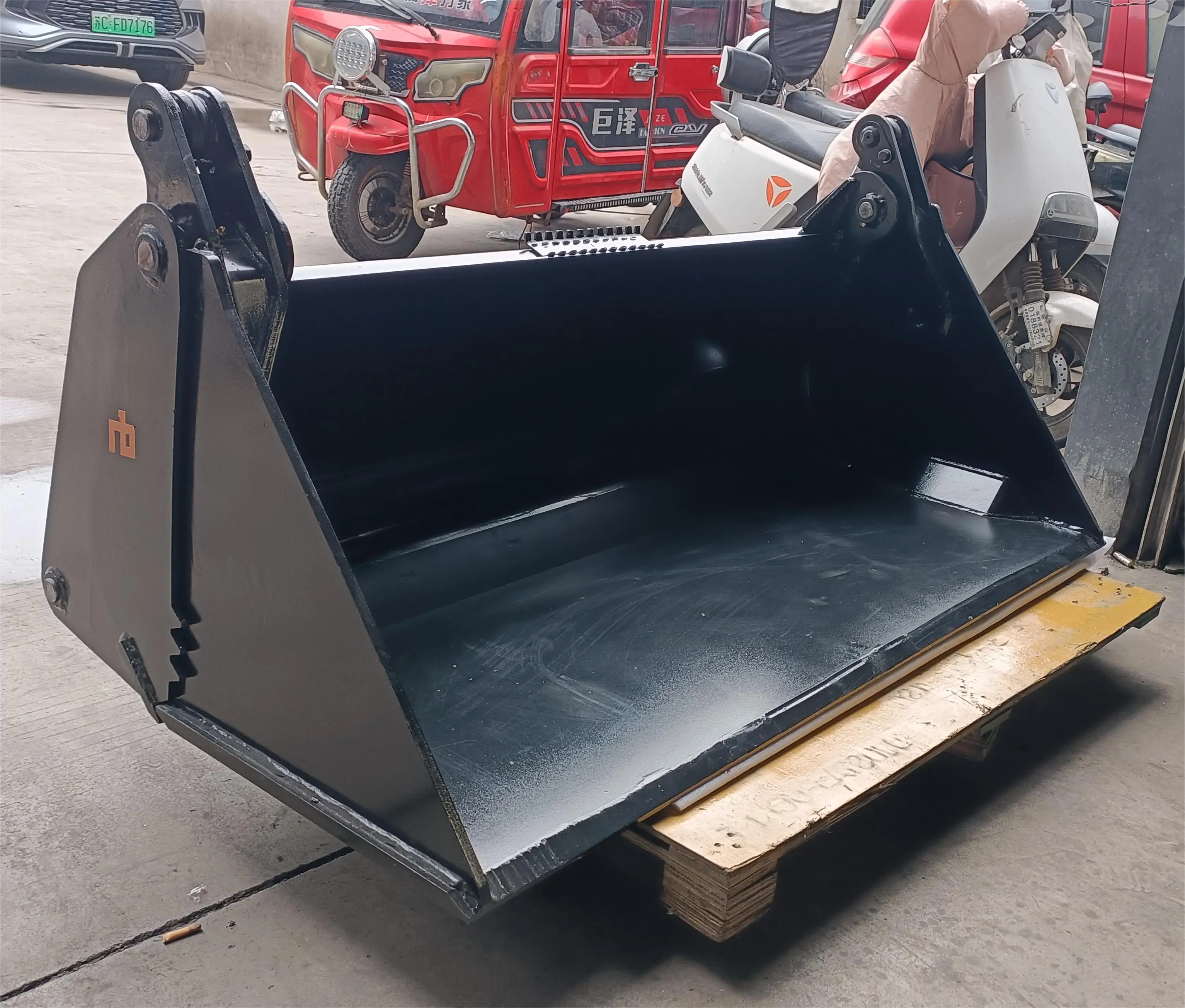 New Design Multi Functional Four In One Skid Steer Loader Bucket