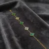 oro Tra il verde abbagliante del trapano