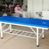Cama de masaje con estante de almacenamiento azul.