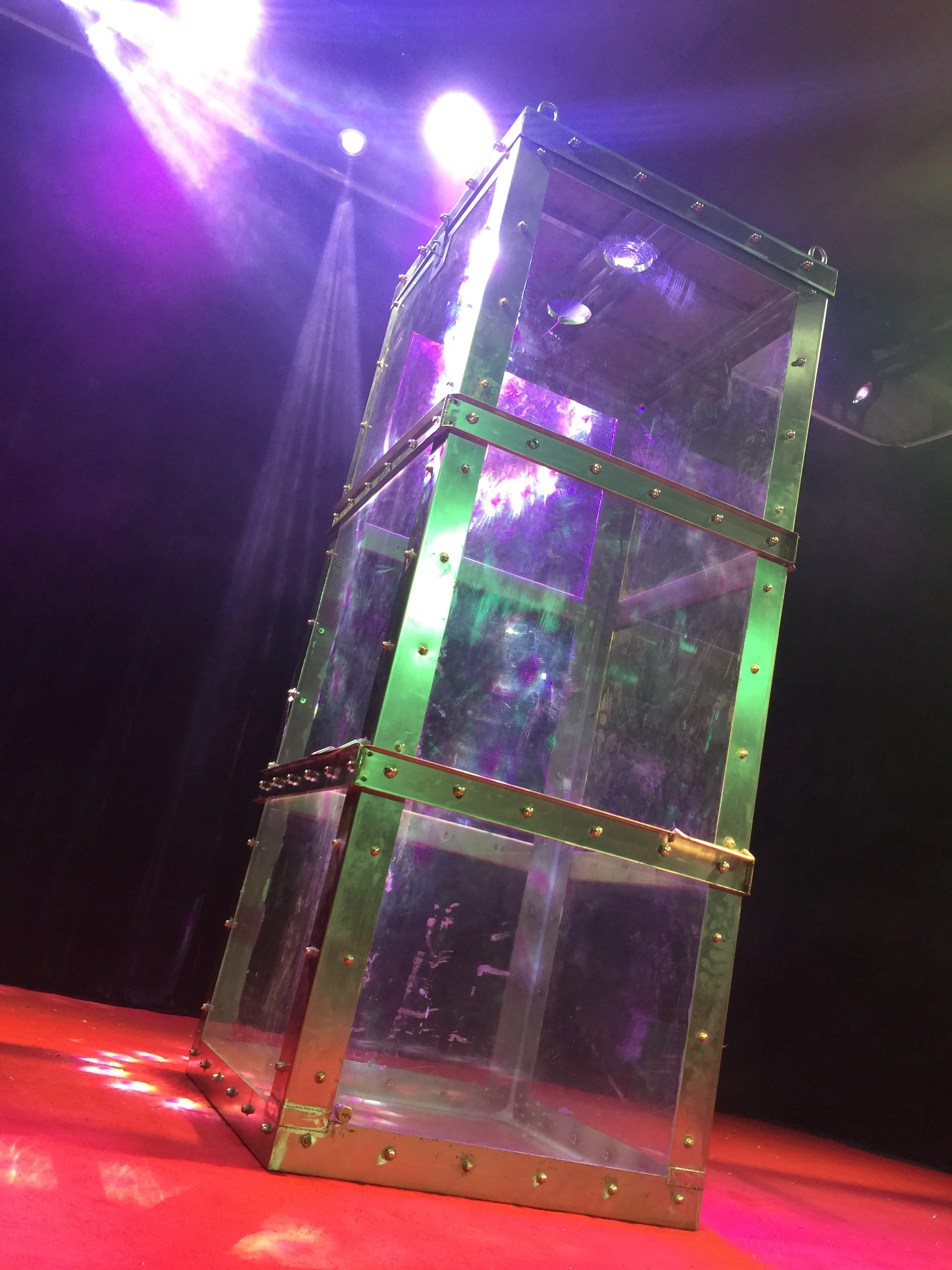 ロックされた水タンクからのDESALENステージマジックエスケープ