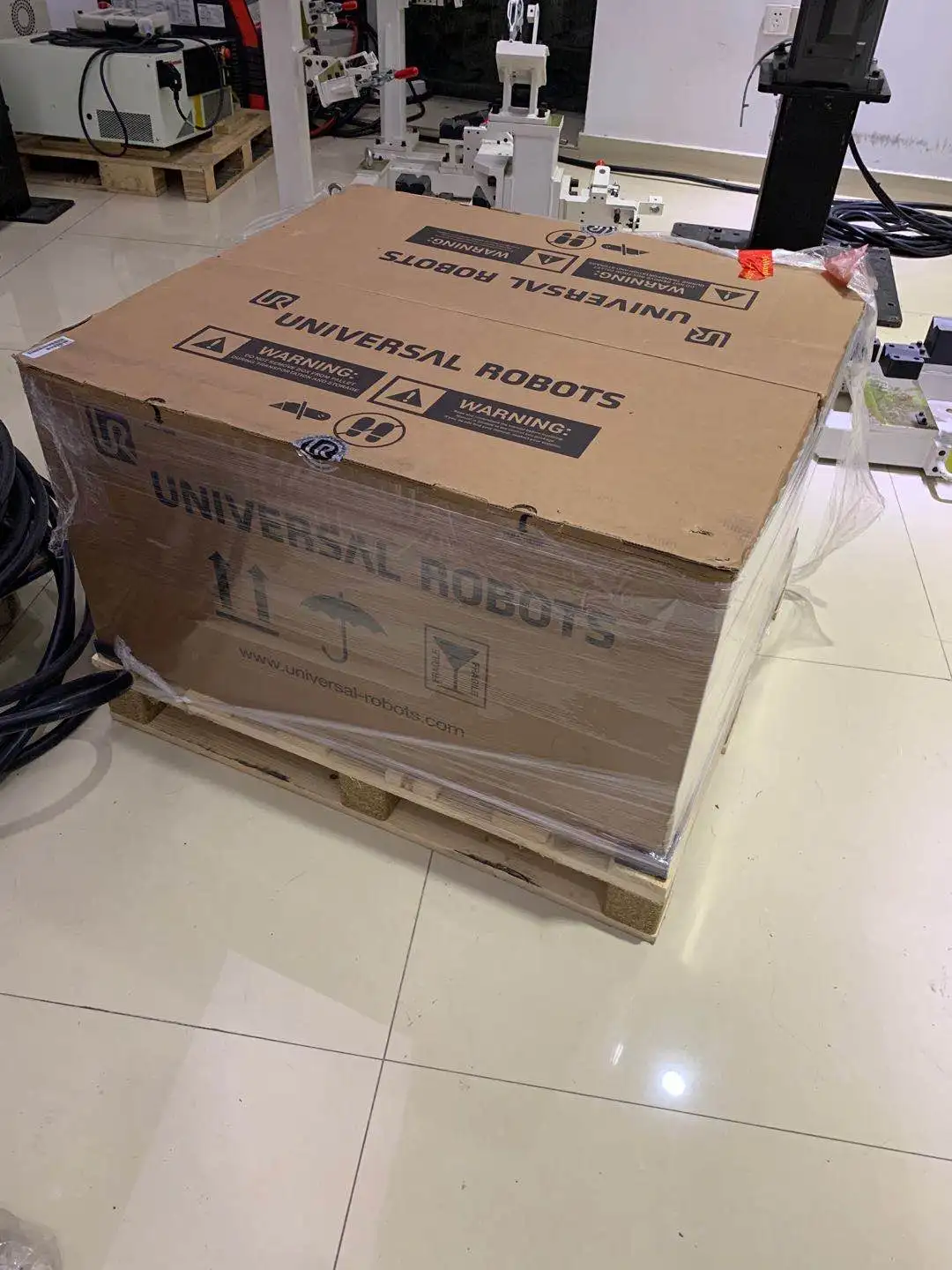 Universal UR5 UR5e Cobot Robot Arm Price With Robotic Gripper As CNC