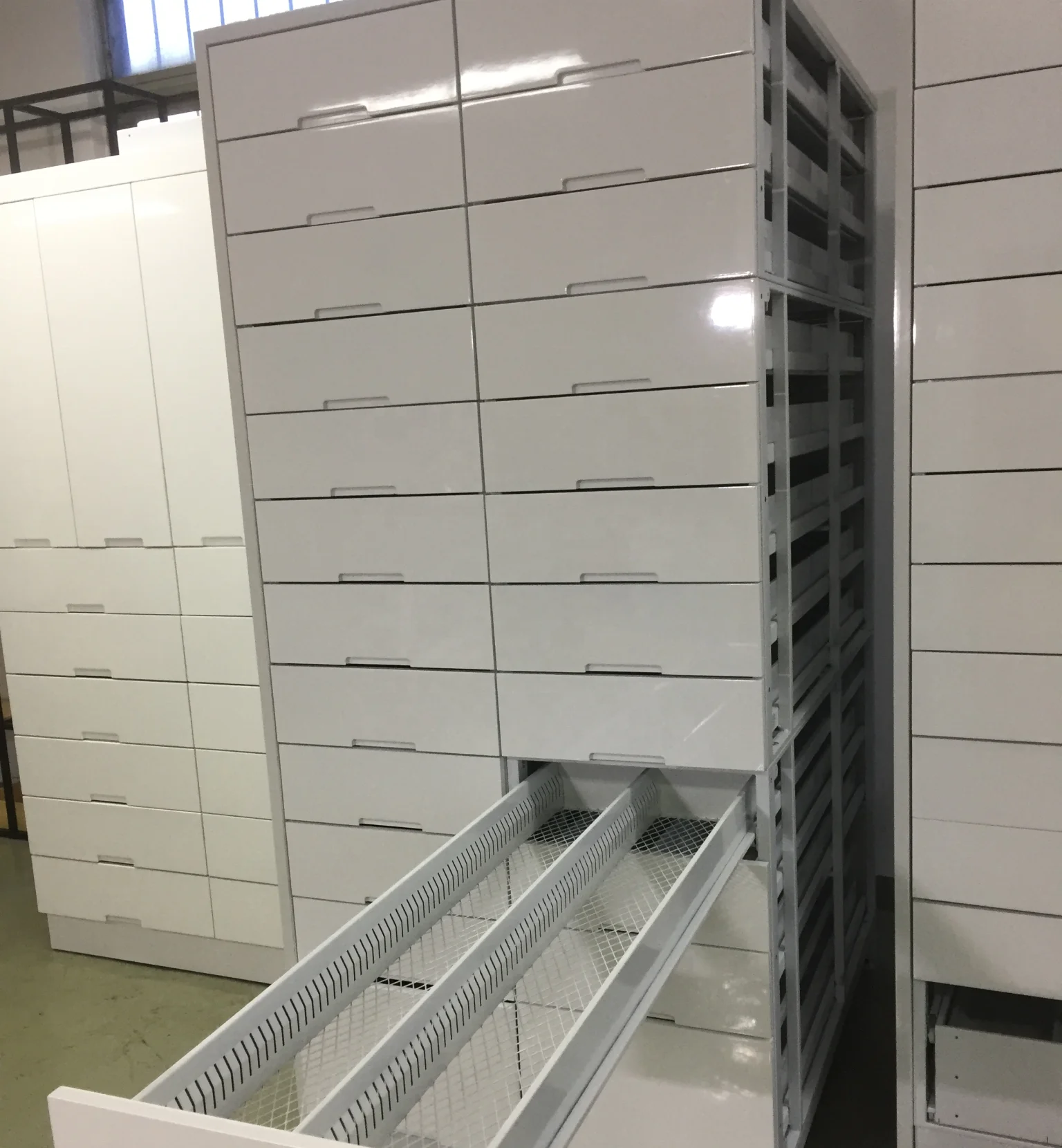 Современные полки для аптеки витрина магазина дизайн интерьера аптечные товары с выдвижным ящиком