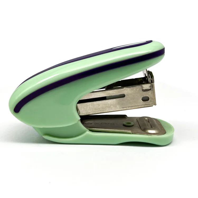 Оптовая продажа стационарный Маленький милый бумажный степлер с цветным логотипом на заказ мини офисный