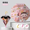 Funda impermeable con diseño de oso adorable y pegamento negro.