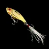 Anzuelo triple dorado con pluma.