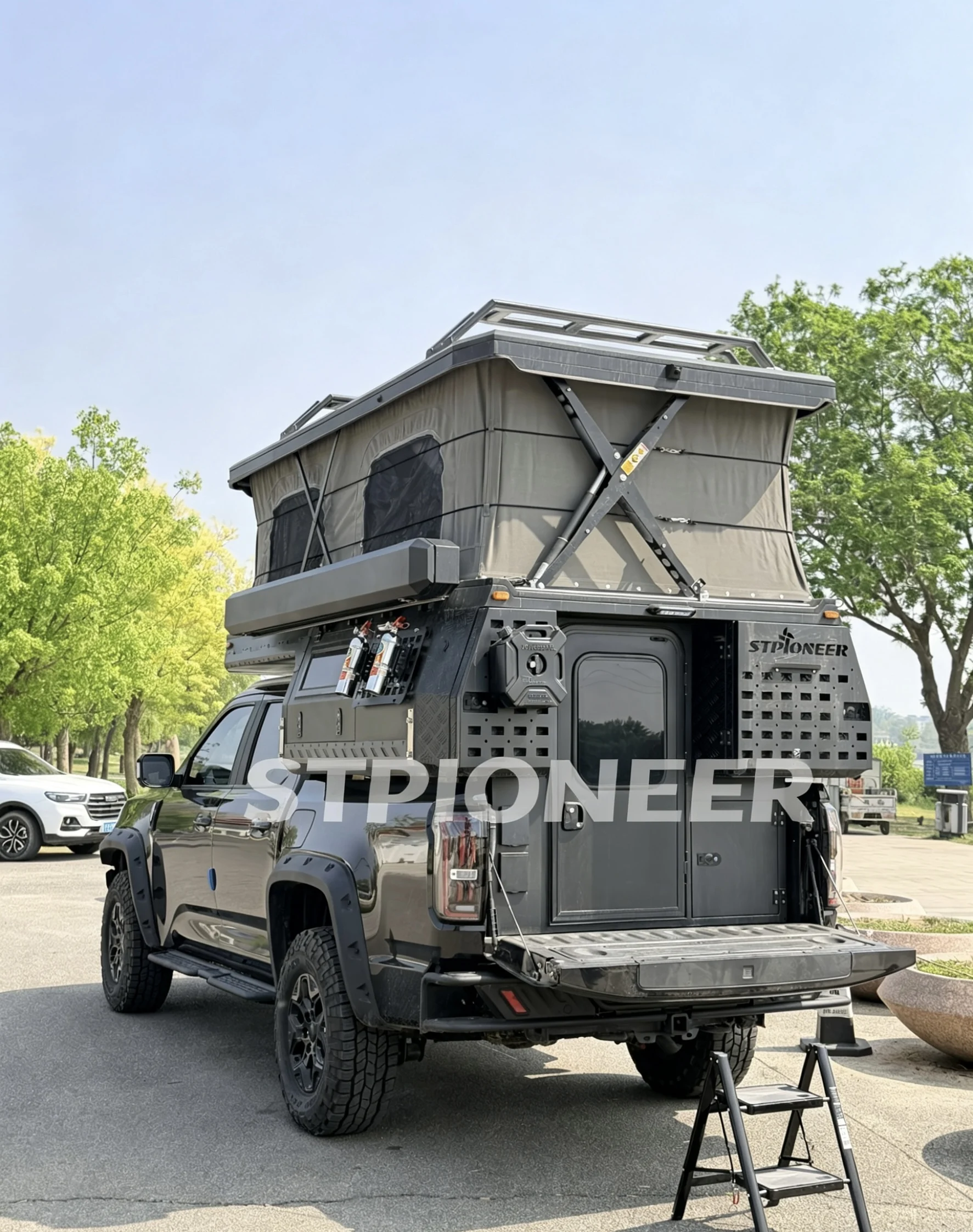 Mẫu xe caravan dạng pop-up nhôm cao cấp của Pioneer dành cho xe bán tải, có khả năng ngủ cho 4 người và tích hợp các tính năng nhà bếp