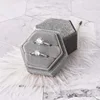 Gris clair; boîte à bague unique - gris clair