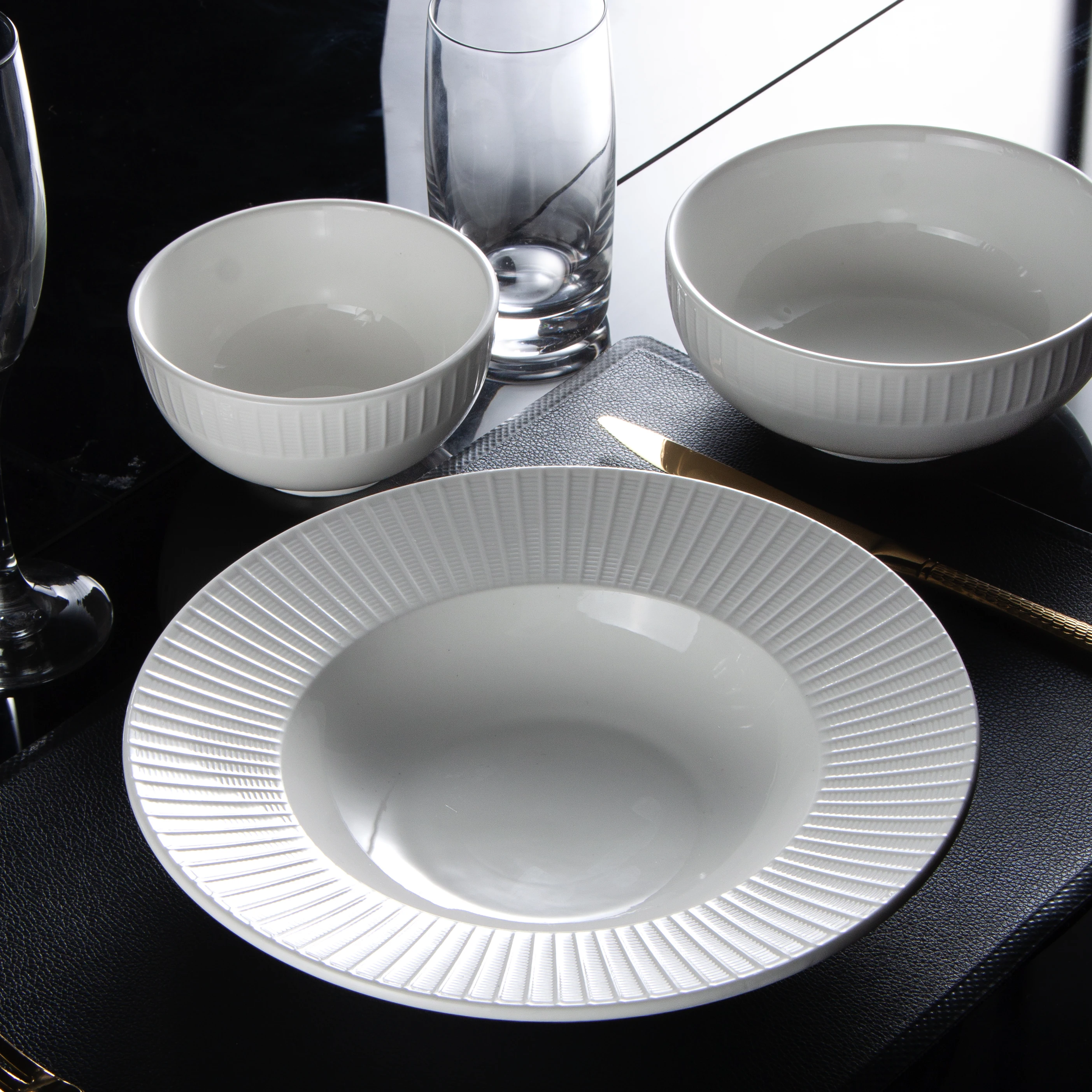 Commerline Lot de 200 assiettes creuses réutilisables 500 ml, Robustes, Avec oreilles, Blanc profond, Bols à soupe en polypropylène, Pour la maison