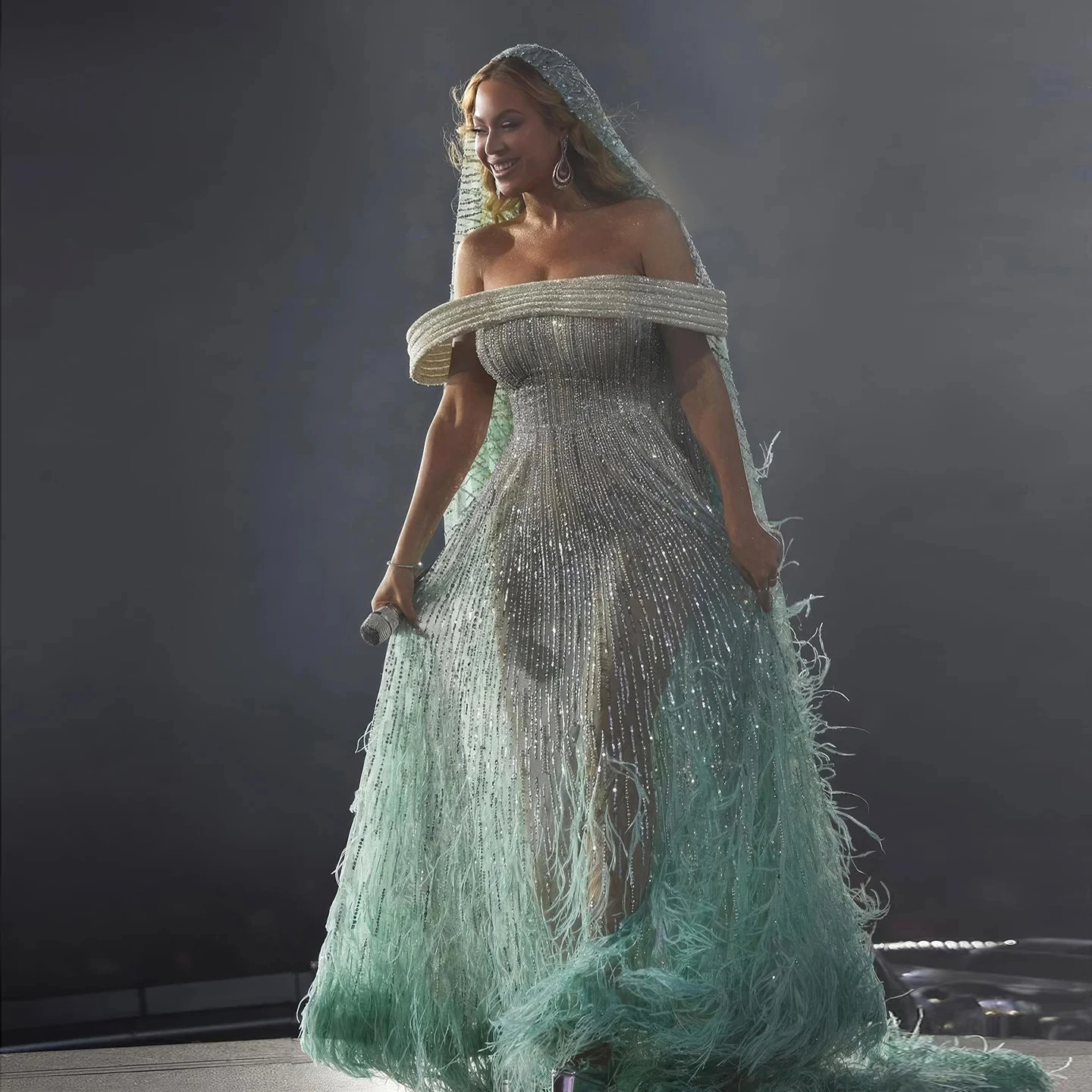 Luxury Feathers Aqua Green Evening Dresses Elegant Off Shoulder Beyonce Celebrity Prom Party Dress for Wedding SZ435-1 Luxury Feathers Aqua Green Evening Dresses Elegant Off Shoulder Beyonce Celebrity Prom Party Dress for Wedding SZ435-1