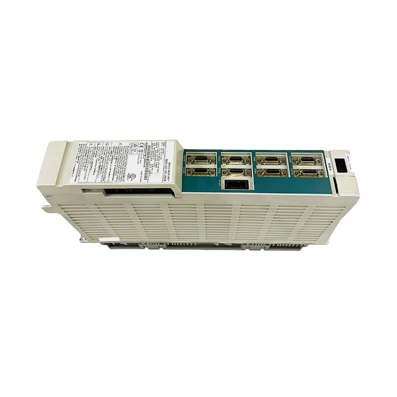 Új, eredeti MDS-C1-V2-1010 típusú, MDS-C1-V2 sorozatú kéttengelyes szervohajtás, 1,0 kW + 1,0 kW teljesítménnyel. Bemenet: 14 A, egyenáramú 270–311 V, kimenet: 6,8 A/tengely, háromfázisú 155 V. Jellemzői: nagy pontosságú mozgásszabályozás és visszatápláló fékezés