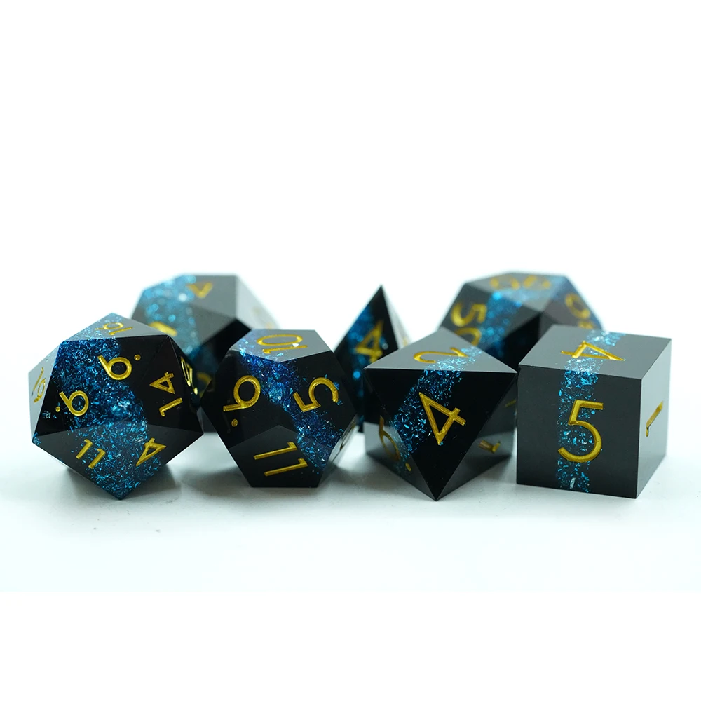 Conxunto de dados de resina azul con raias negras de alta calidade en forma poliédrica personalizada para venda ao por maior para Dungeons Dragons RPG número dourado