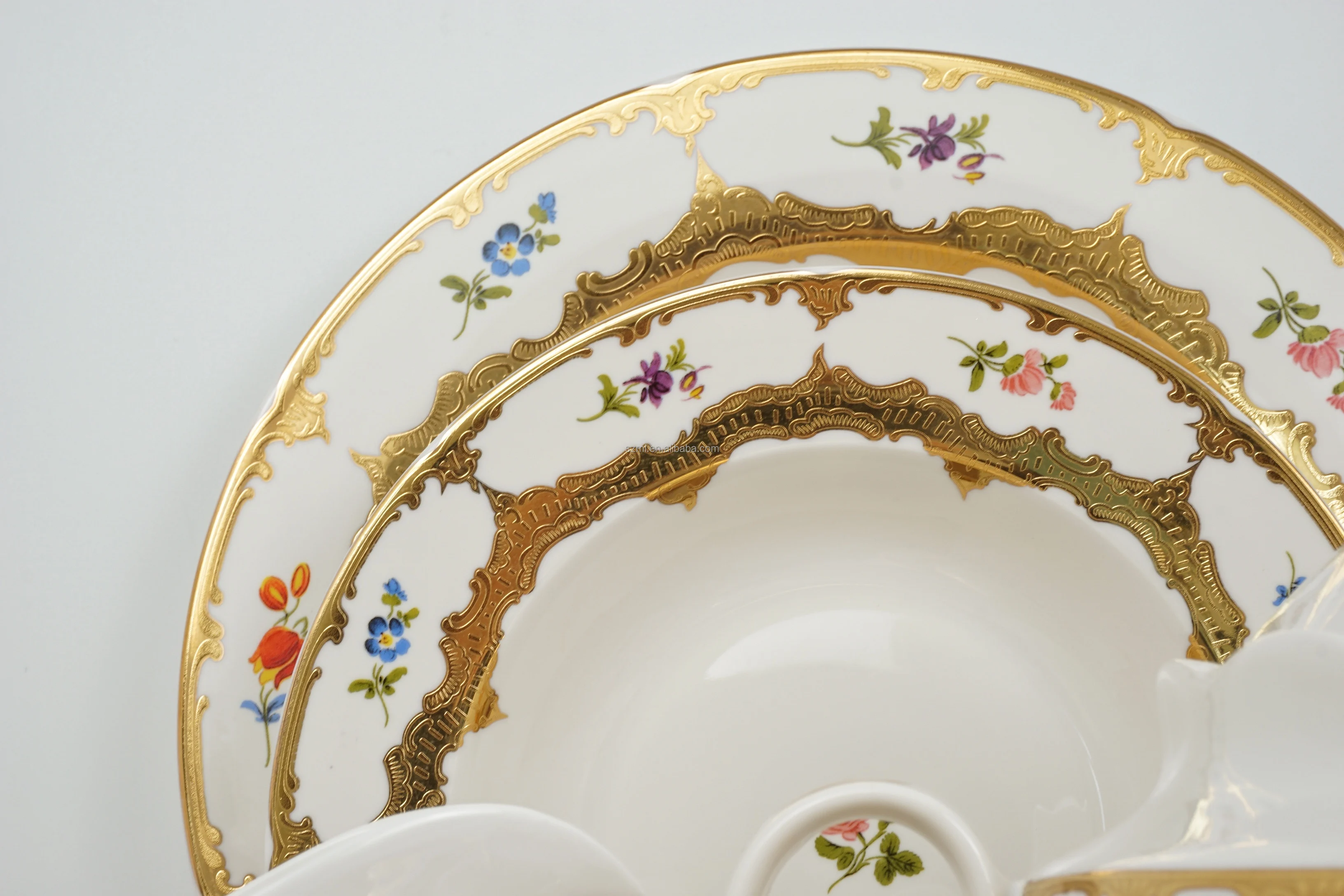 Embossed Gold Ceramic with Gold  Procelana 12 Person Russian Tableware Luxury Porcelain Dinnerware Dinner Sets
