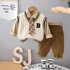 8223 maglione con lettera b e cravatta, set di tre pezzi, gilet beige