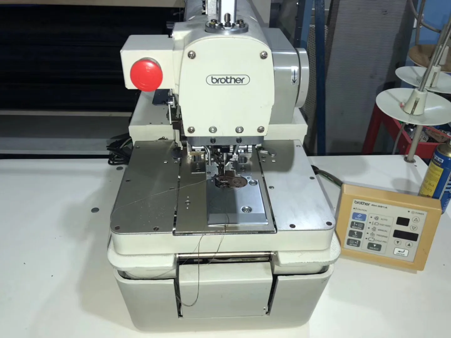 Brother 981 Round Head Buttonholing Machine High Speed Phoenix Eye Sewing Machine for Sewing Jackets and Jeans