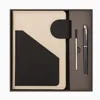 cuaderno color crema + bolígrafo