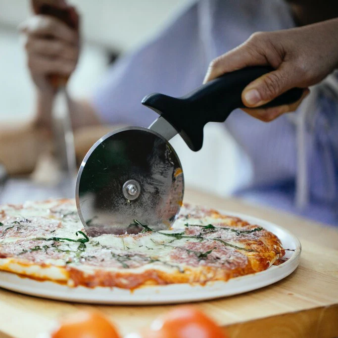 Hot sell baking tools stainless steel pizza roller cutters plastic pizza cutter wheel manufacture