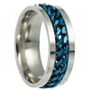 Anillo de plata con cadena azul.