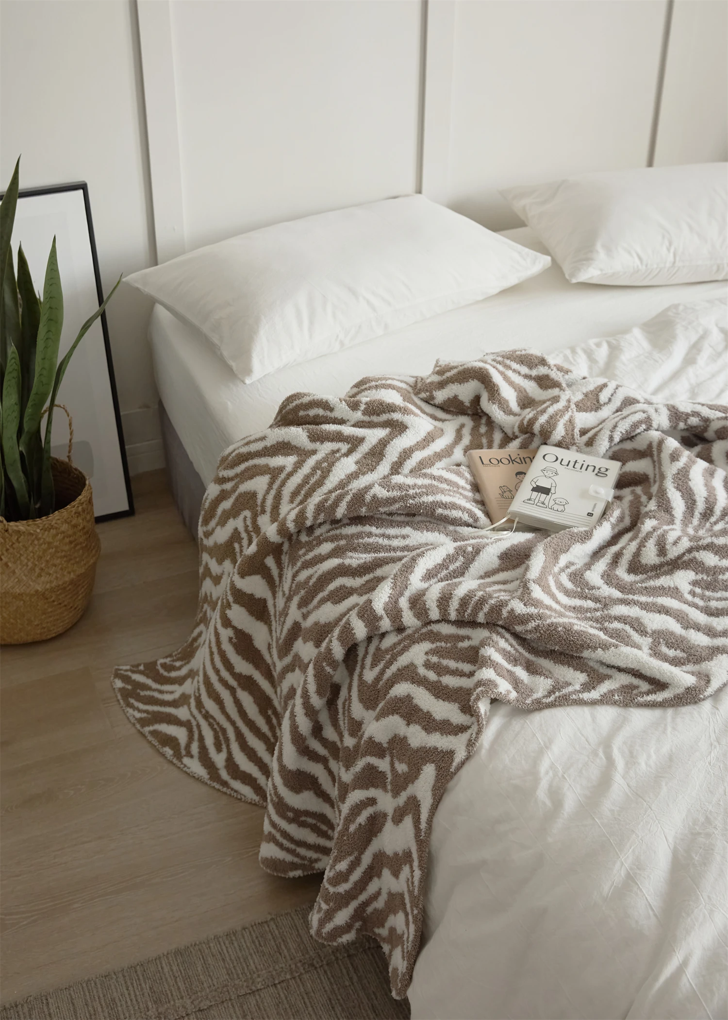 Factory direct sales fluffy cozy chunky zebra polyester knitted blanket for home office for autumn winter BM supplier