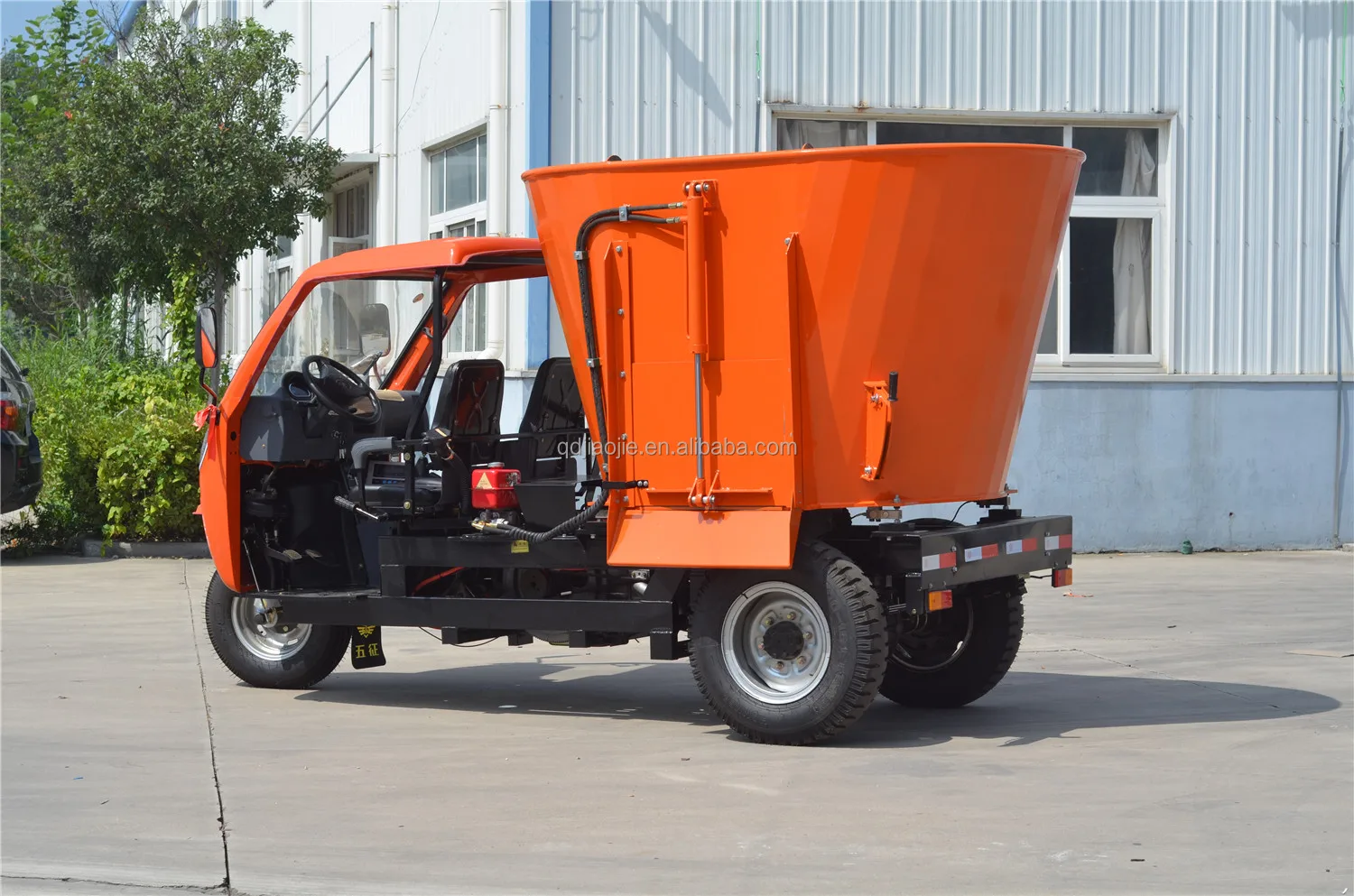 Mini TMR Feed Mixer Tricycle with Weighing System Animal Feeders for Livestock Farm Usage