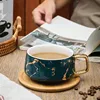 Tasse à café verte avec support en bois