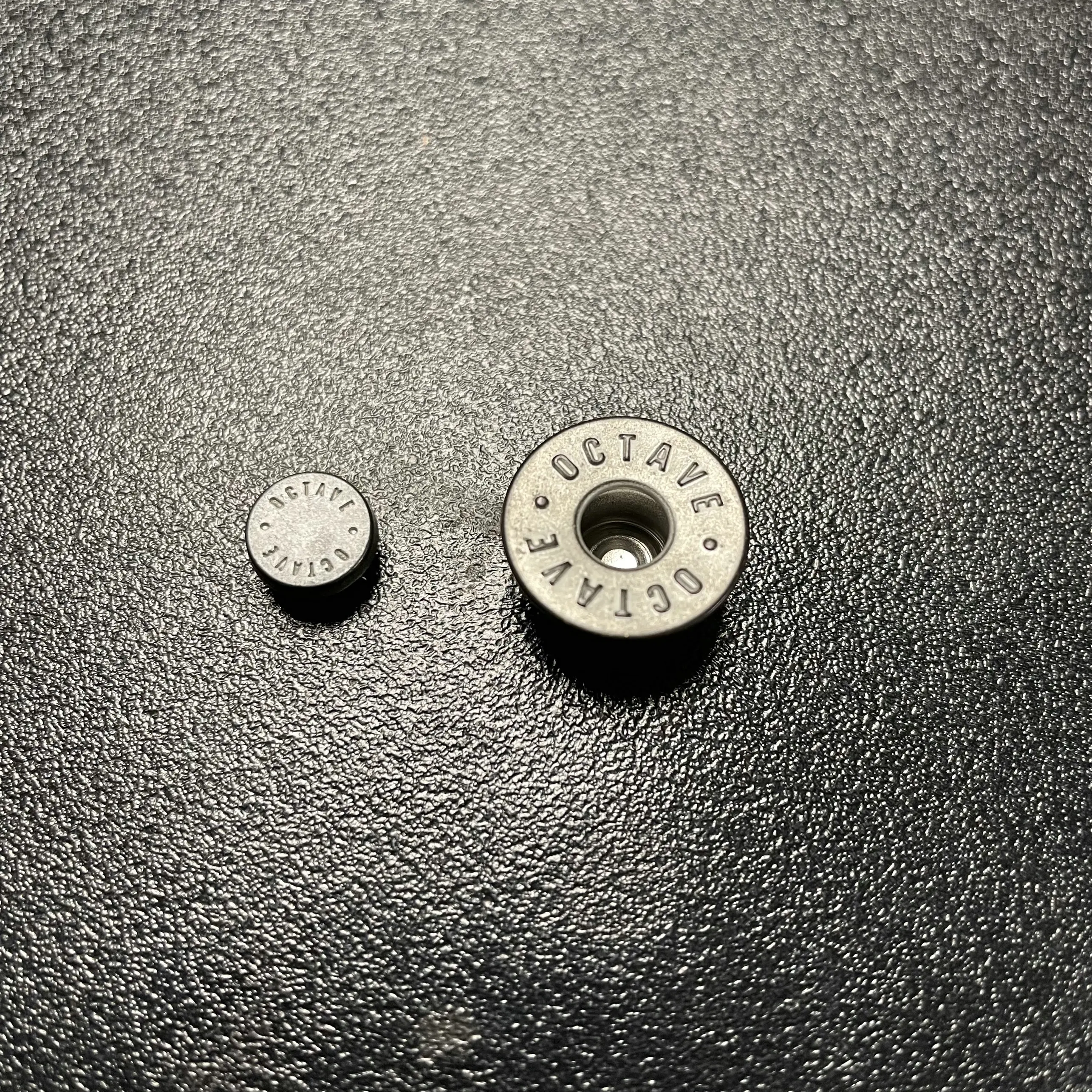 Латунные античные кнопки для этикеток с логотипом, заклепками, металлическая модная Высококачественная индивидуальная поддержка