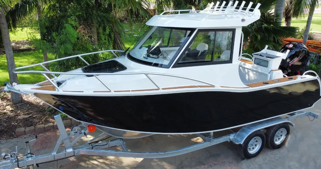 陽気な副船長、チャム M SEA050 未使用 FaB SOLD ヤマハDY29C(GBR) YAMAHA 29フィートシャフト船 中古船ソ
